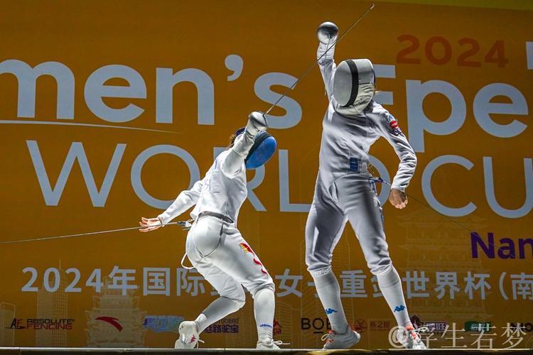 中国女子重剑队六年后重夺世界大赛团体冠军 中国女子重剑队六年后重夺世界大赛团体冠军